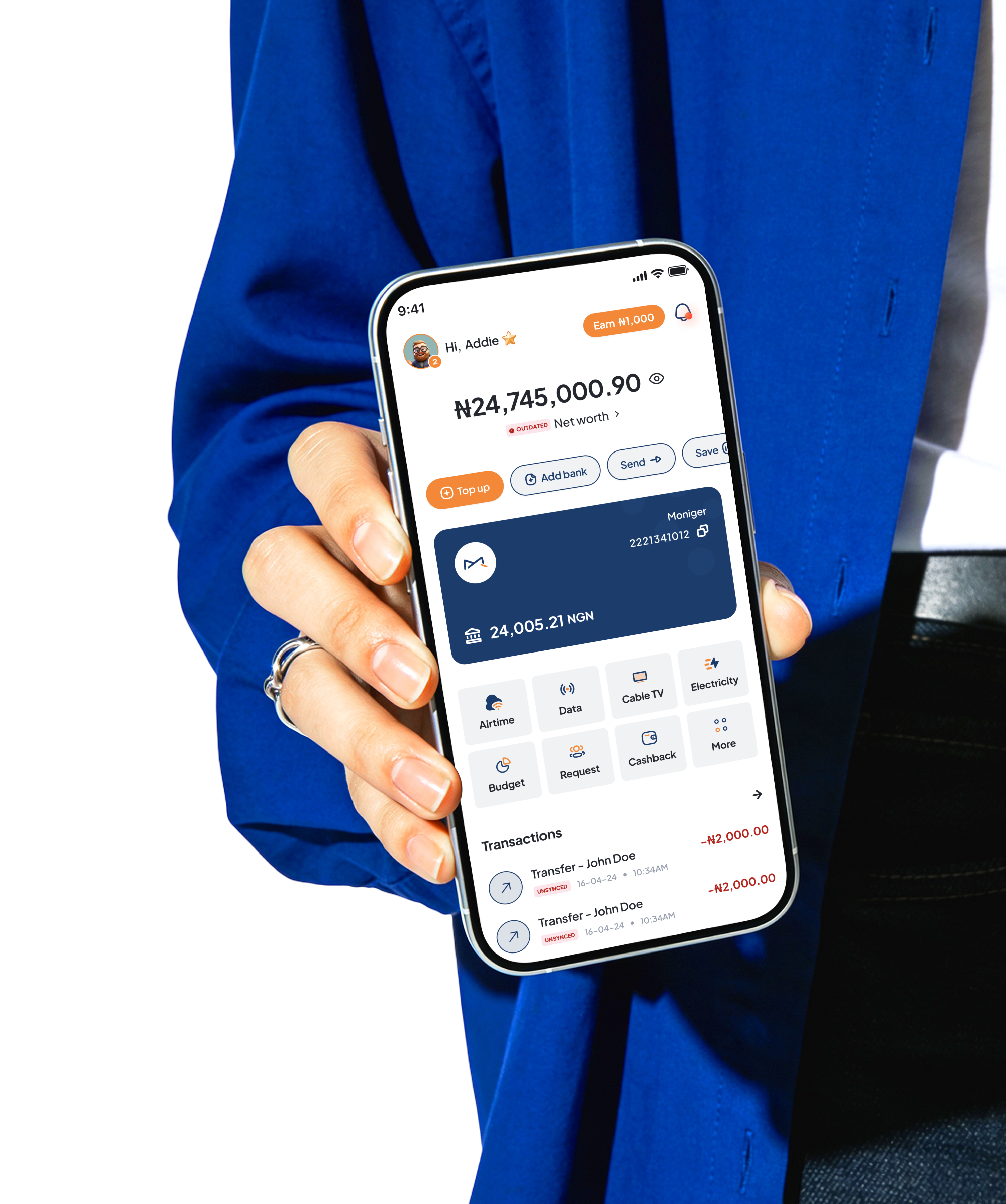 Person holding a phone using the Moniger app